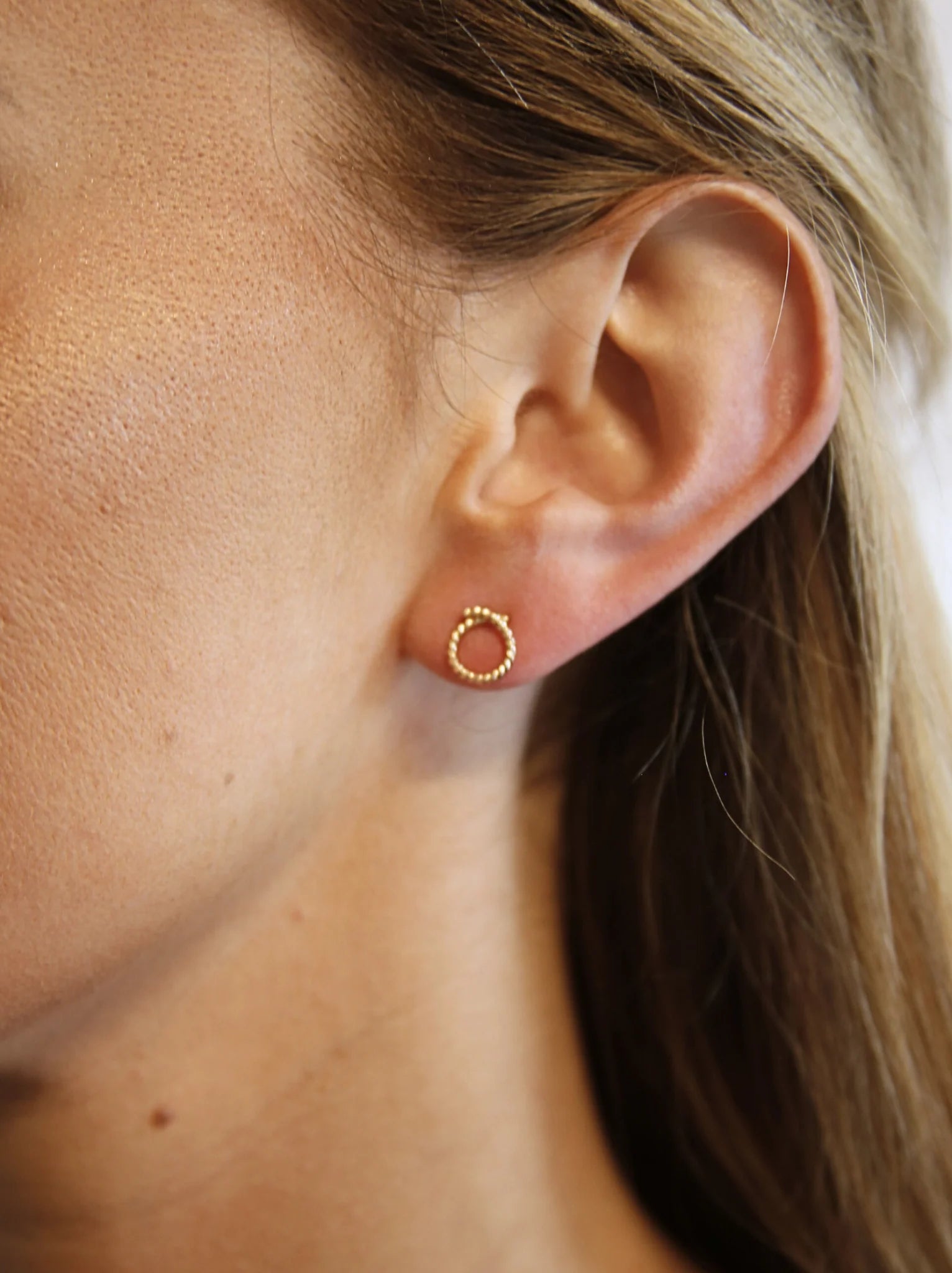 Lasso style gold studded earring